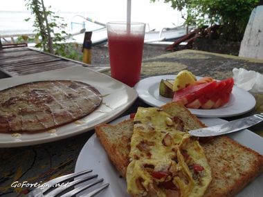 Breakfast on the beach, Amed, bubu racok