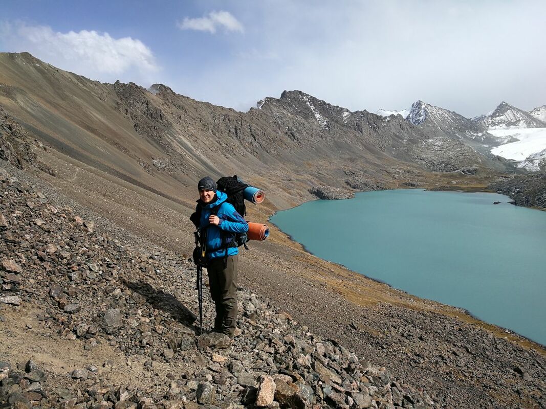 Walk to the 3900m pass Ala Kul Lake